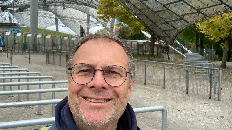 Ein Mann lacht ins Bild