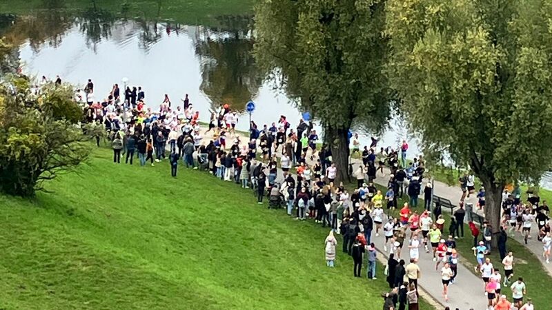 Läufer laufen zwischen Zuschauern hindurch