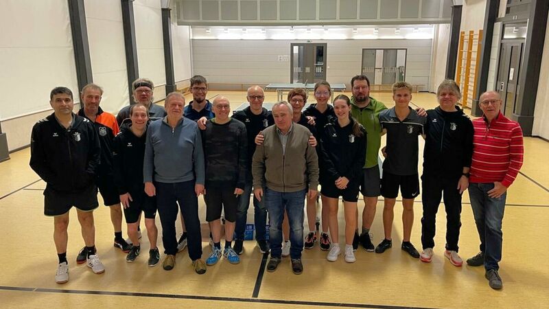 Große Tischtennis-Vereinsgruppe mit Damen und Herren als Gruppenfoto in der Sporthalle, gemeinsames Teamtreffen im Vereinsumfeld