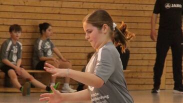 Jugendhandball Spielerin bei der Ballannahme während eines Spiels in der Sporthalle, Nachwuchshandball im Vereinsbetrieb