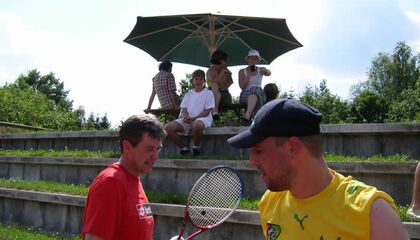 Zwei Tennisspieler unterhalten sich