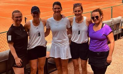 Tennis Damen Arm in Arm für das Bild