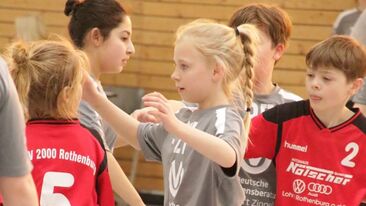 Mehrere Kinder im Jugendhandball während einer Spielsituation in der Sporthalle, Nachwuchshandball im Vereinsbetrieb