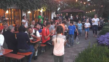 Viele Leute um das Vereinsheim