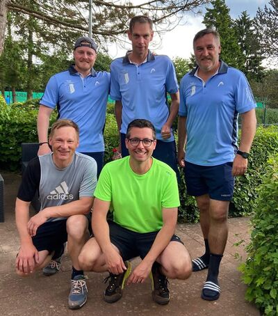 5 Tennisspieler, 3 stehen 2 kniend